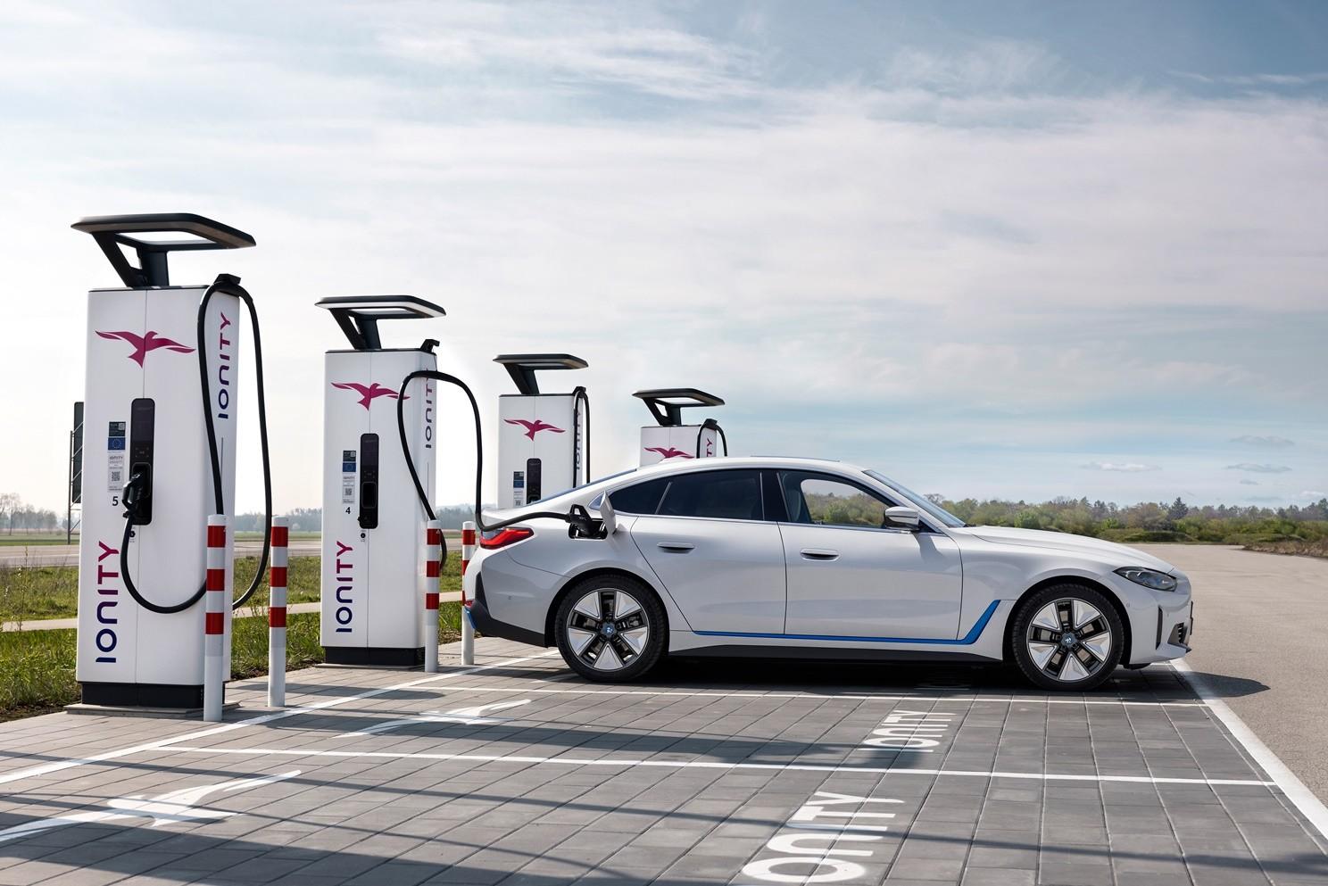 battery-issue-prompts-bmw-ix-and-i4-recall-owners-shouldn-t-drive-or-charge-their-evs_8